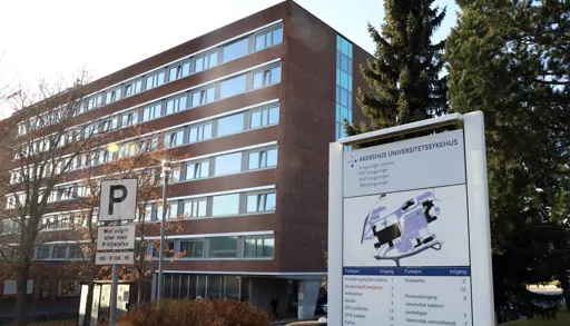 Oversiktsbilde av Kongsvinger sykehus og skiltanvisningen på området