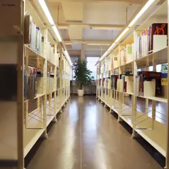 En lang gang med hyller