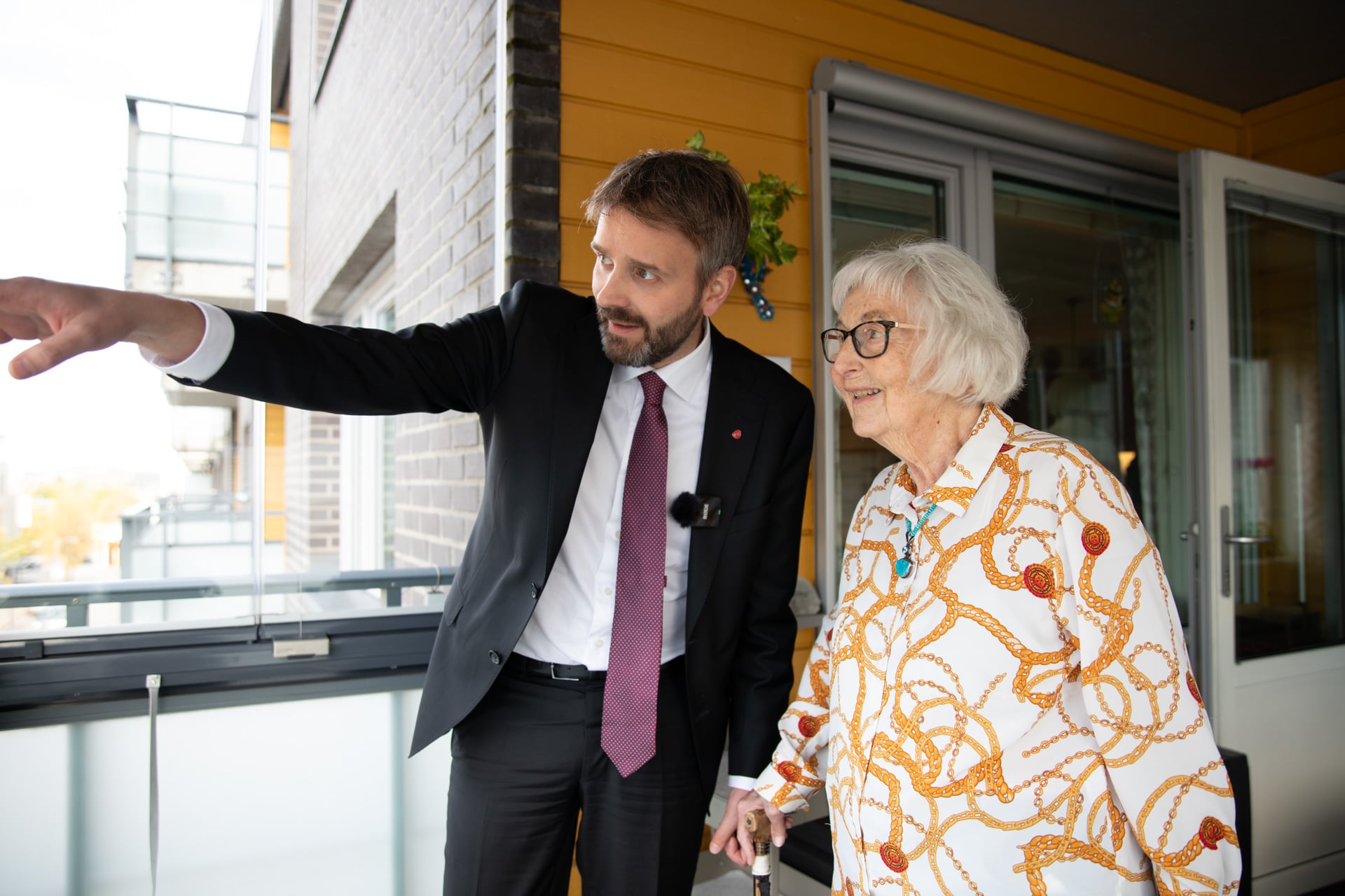 En mann og en kvinne som håndhilser