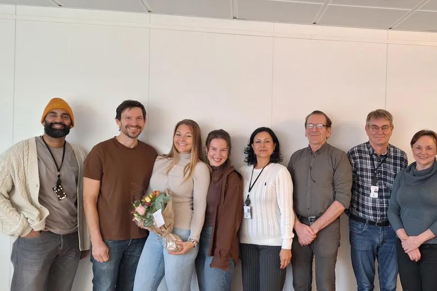 En gruppe mennesker som poserer for et bilde