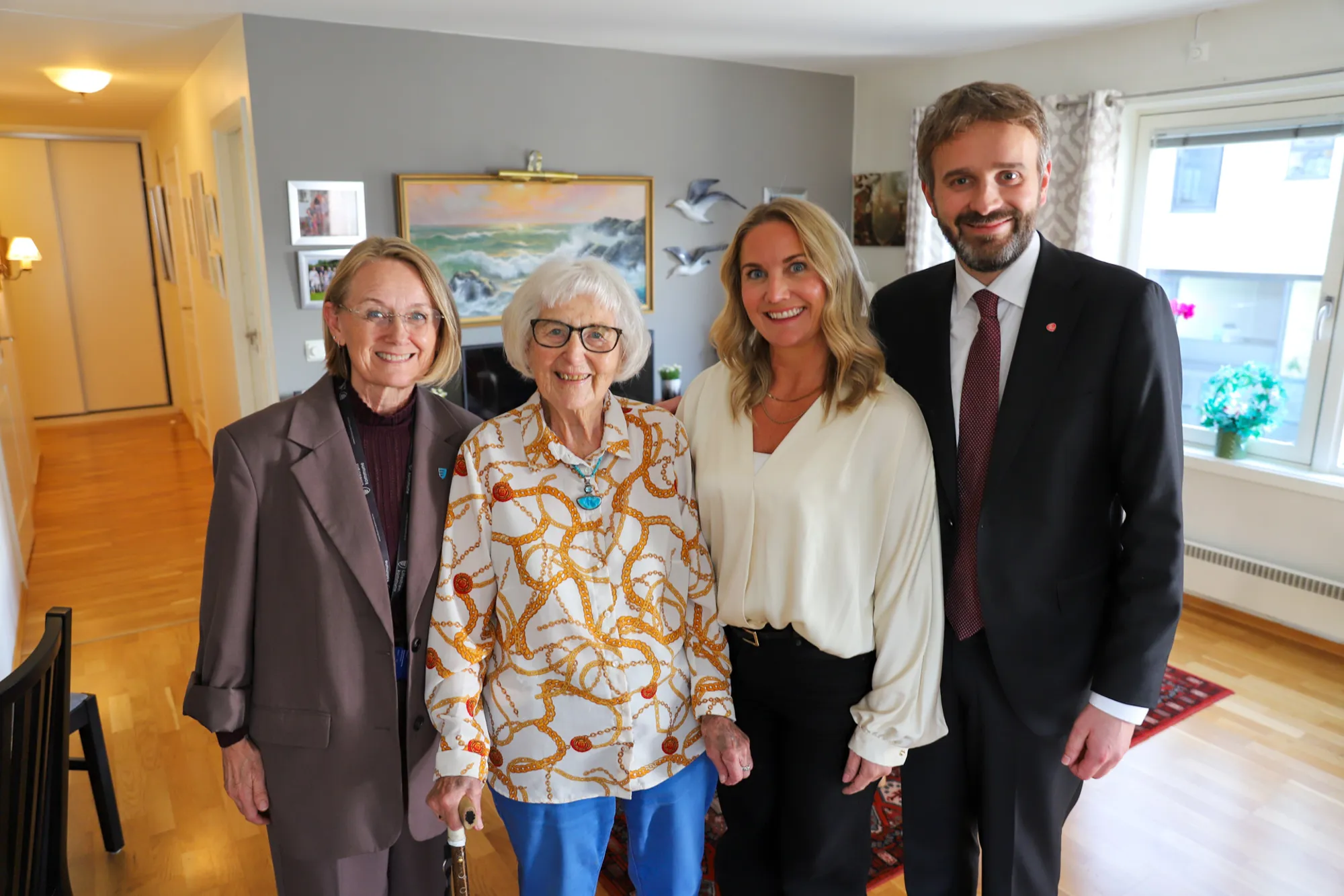 Samlet team med helseministeren hos pasient