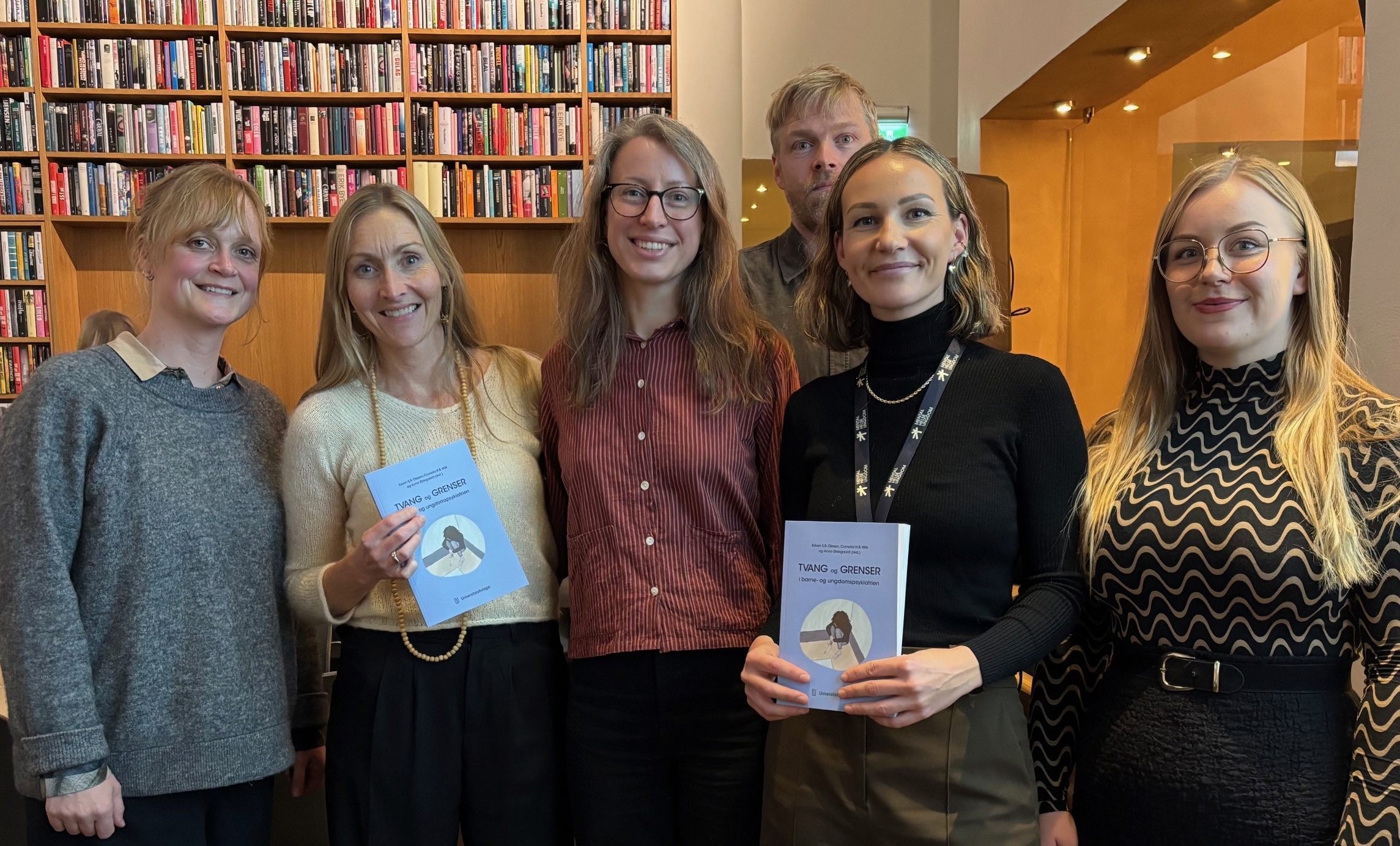 En gruppe kvinner som holder papirer