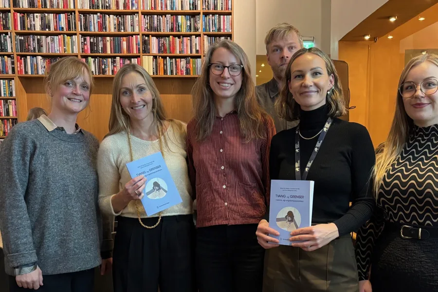 En gruppe kvinner som holder papirer