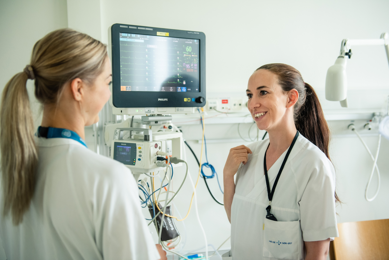 En person som viser en pasient noe på datamaskinen