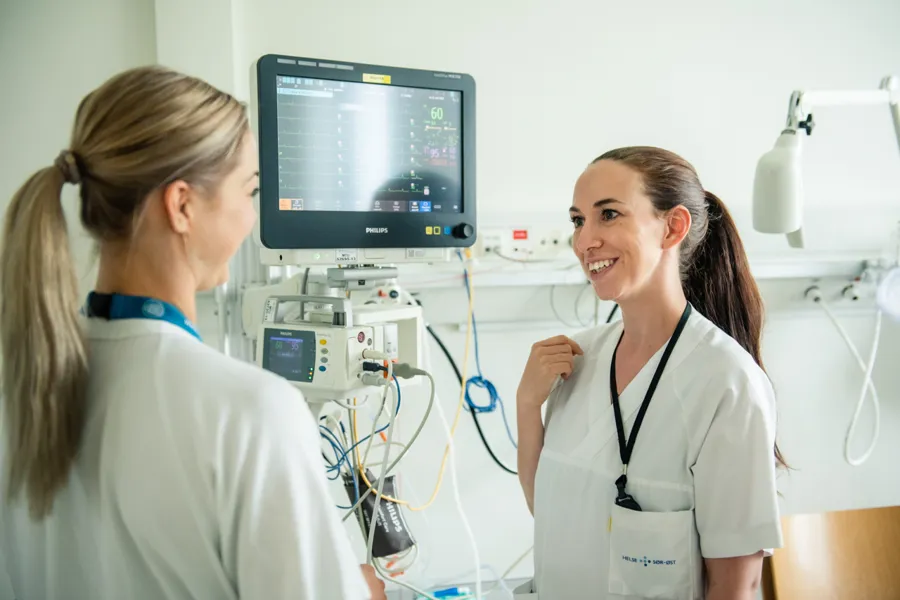 En person som viser en pasient noe på datamaskinen