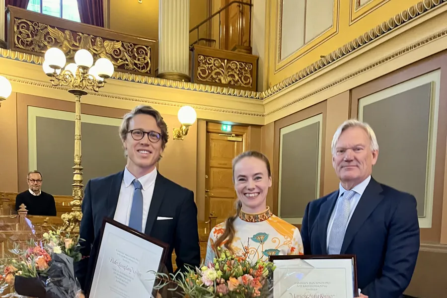 En gruppe mennesker som holder blomster