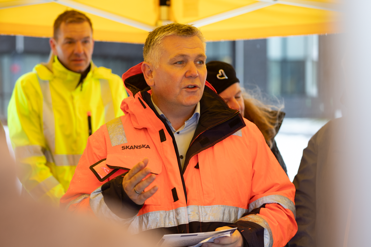 En person i oransje jakke