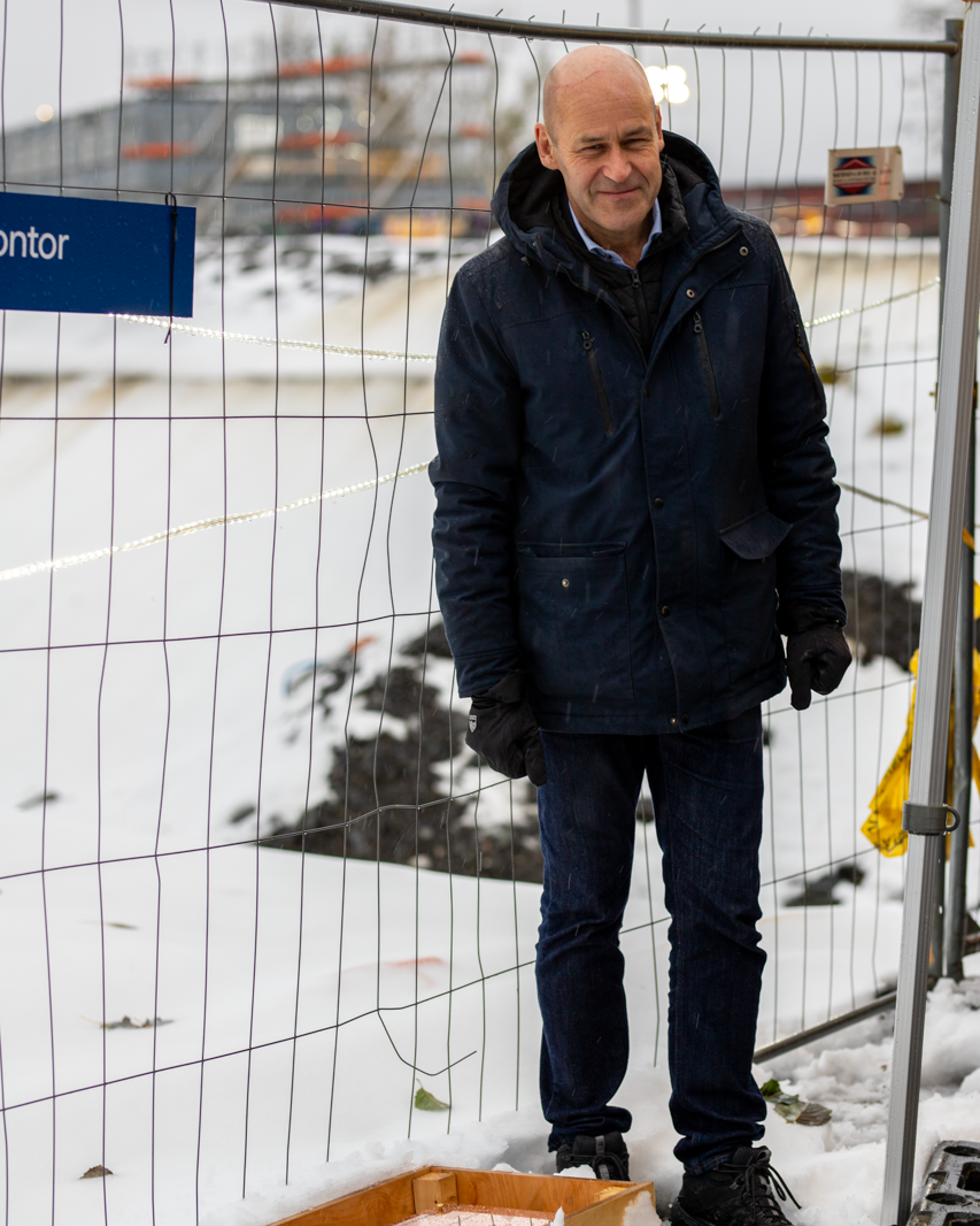 En mann som står i snøen