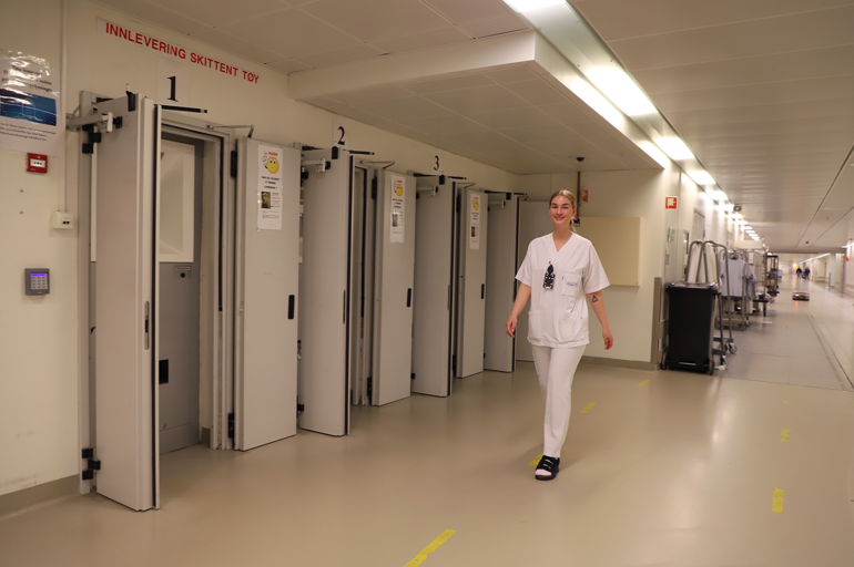 En mann som står i et rom med flere dataservere