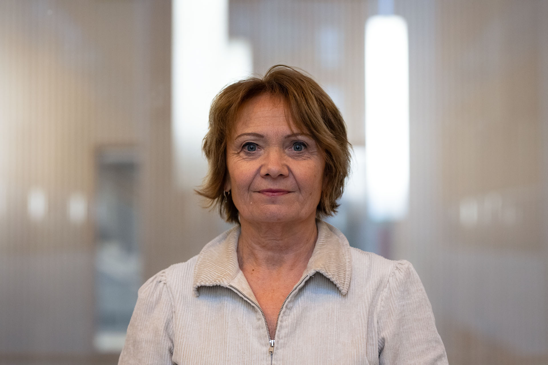 En mann med kort hår