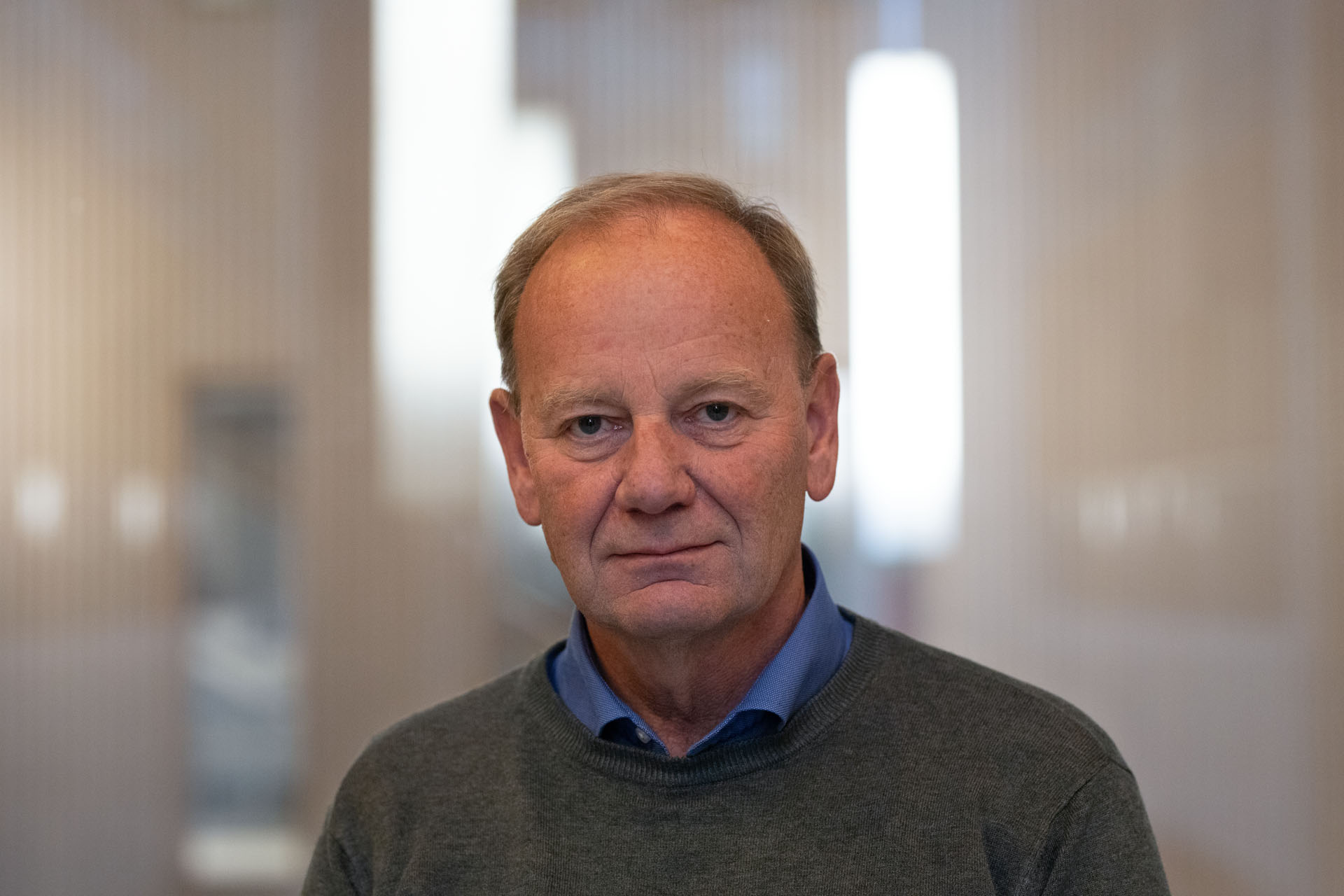 En mann i grå skjorte