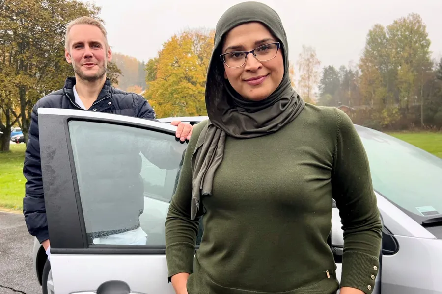 En person som står ved siden av en bil