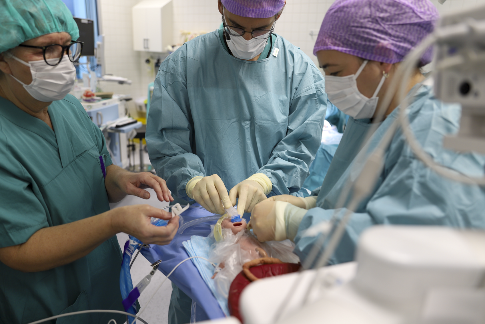 En gruppe kirurger som utfører kirurgi