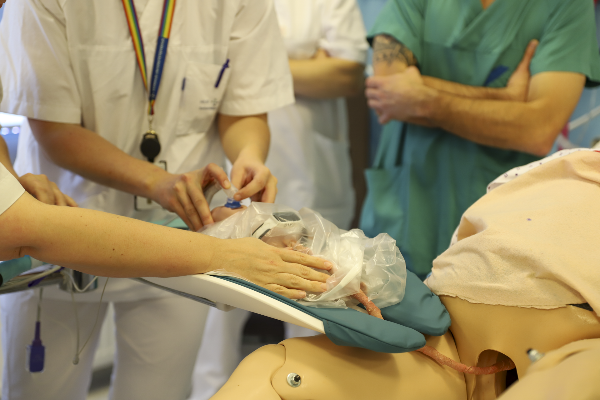 En gruppe leger som tar seg av en pasient