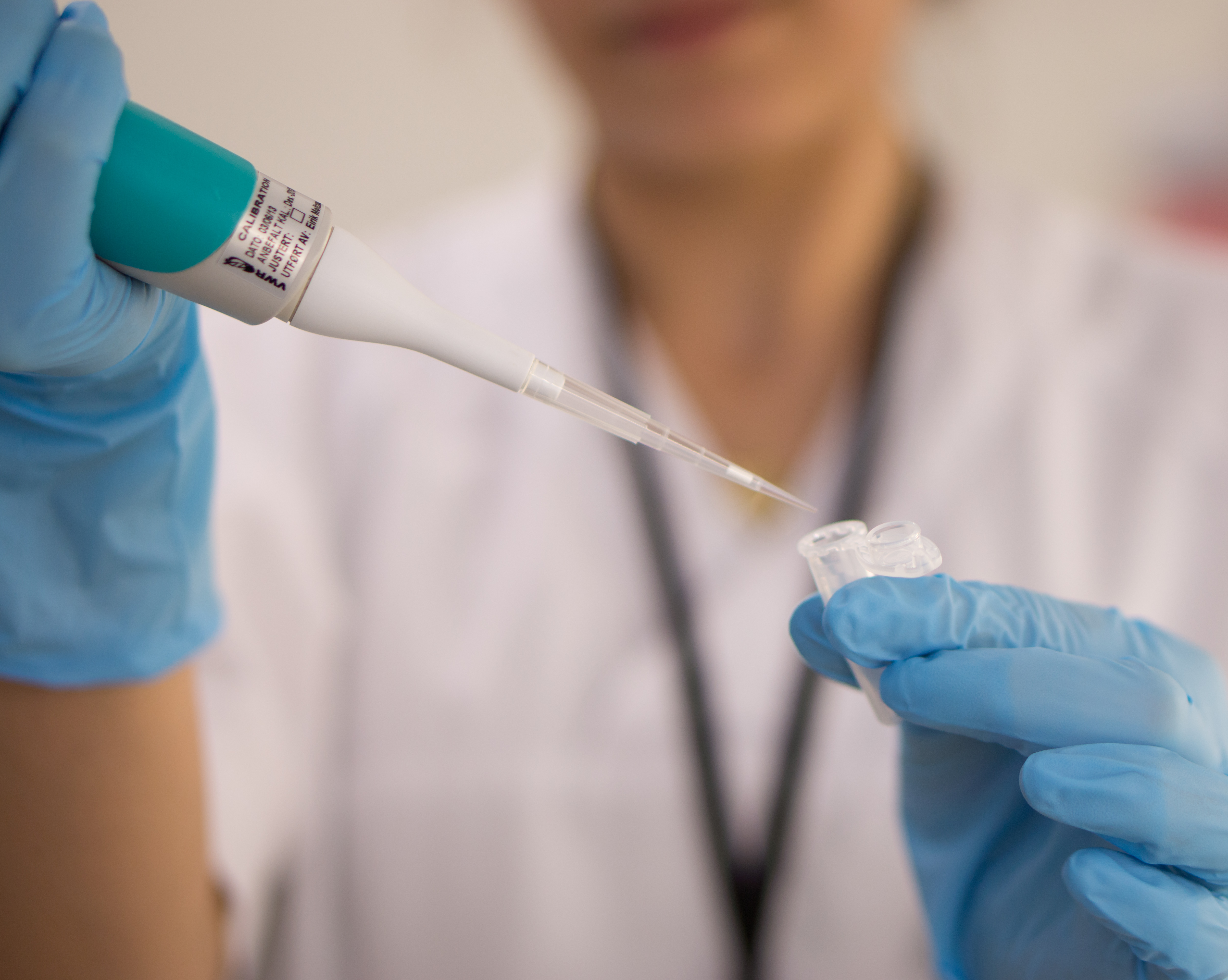 Ansatt holder utstyr fra laboratoriet