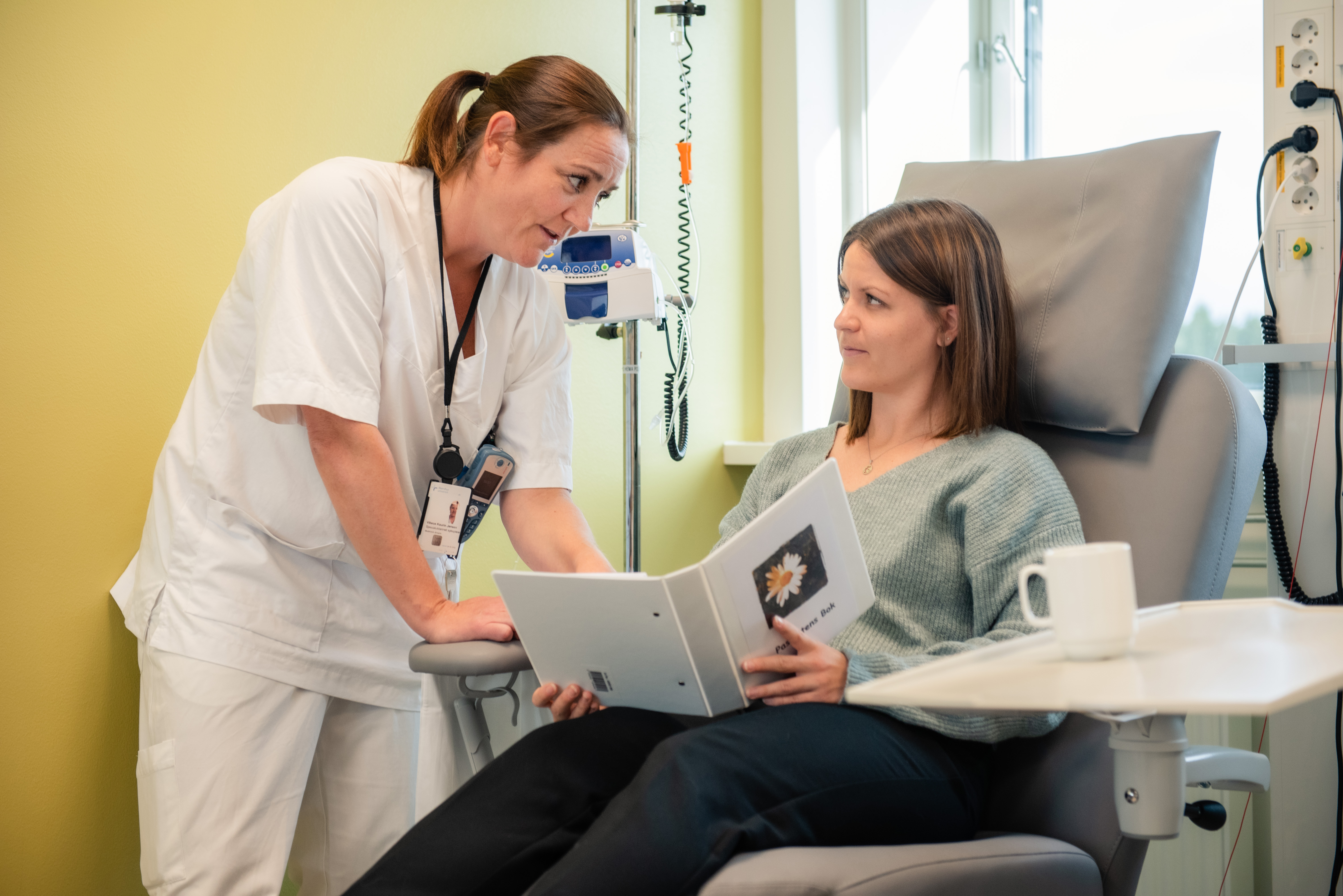 Pasient i stol før innføring i informasjon av sykepleier