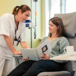 Pasient i stol før innføring i informasjon av sykepleier