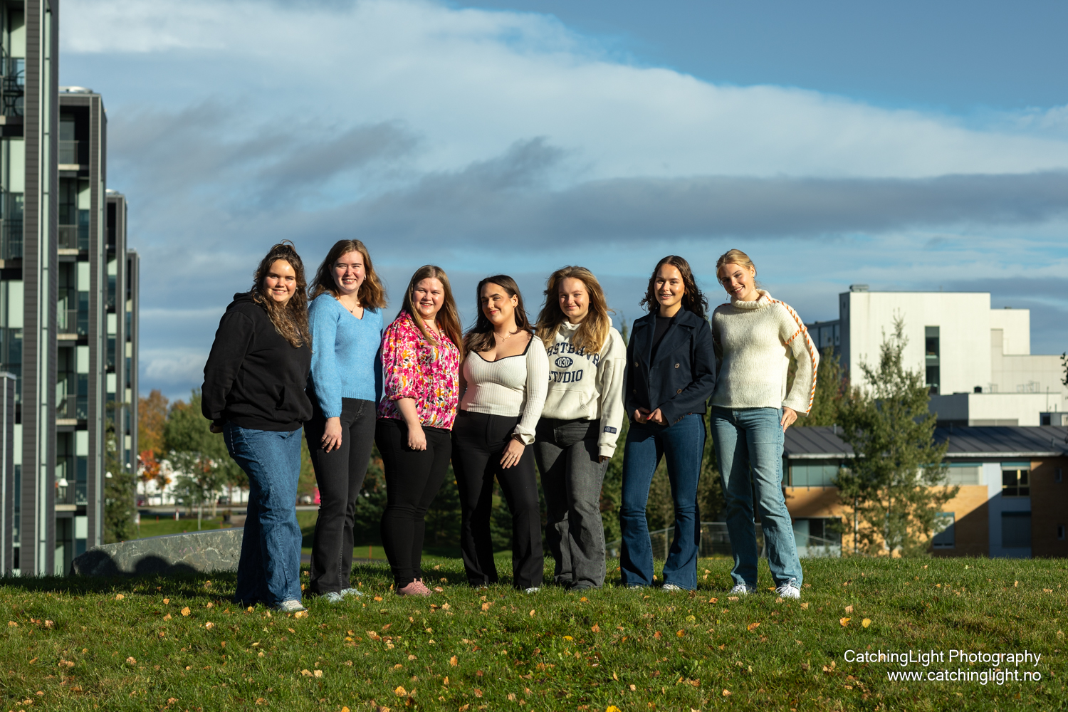 Syv ungdom, jenter, som poserer for et bilde