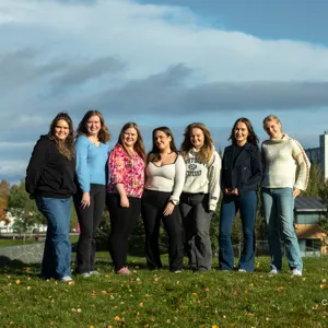 Syv ungdom, jenter, som poserer for et bilde