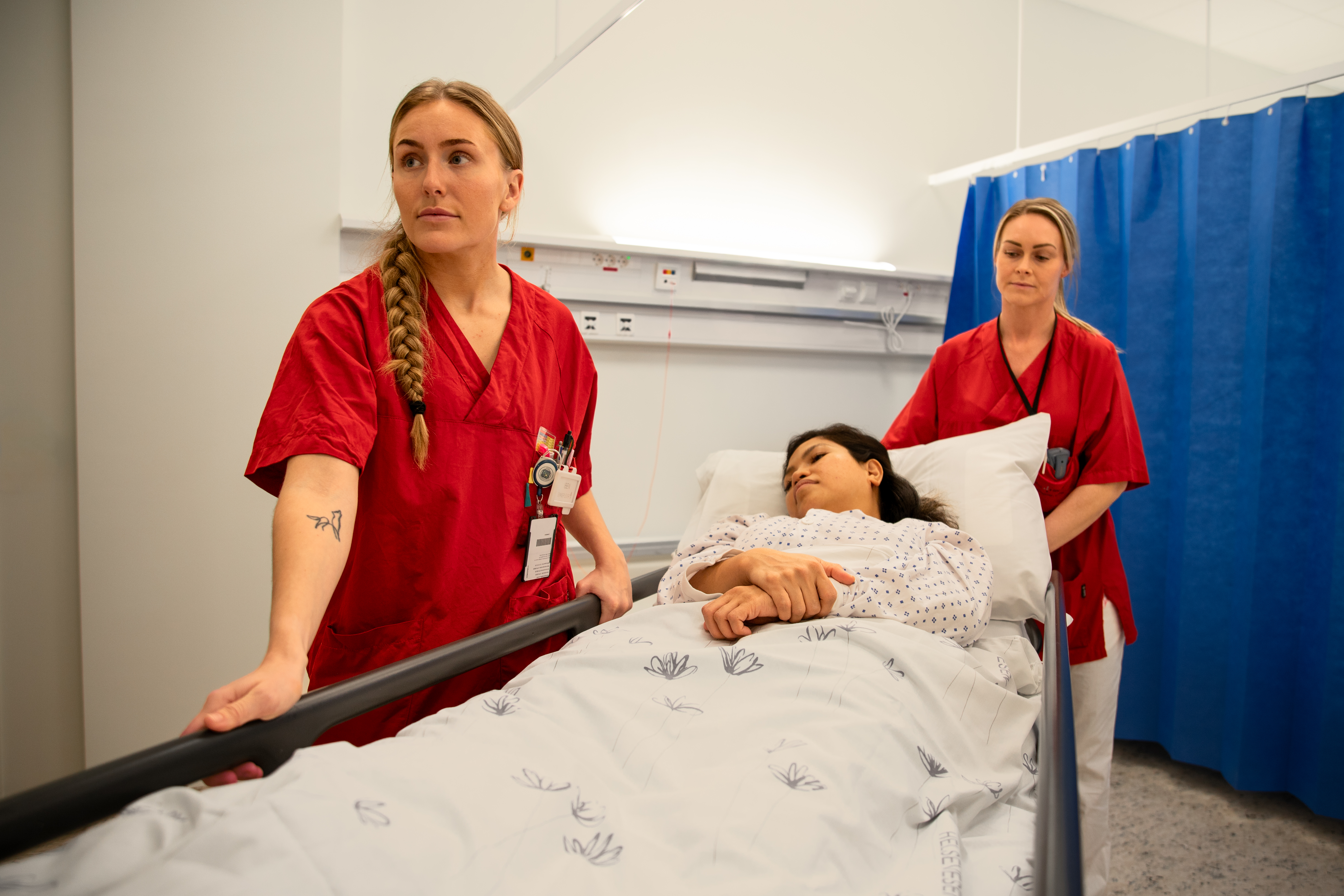 To sykepleiere fra akutt24 med pasient i båre