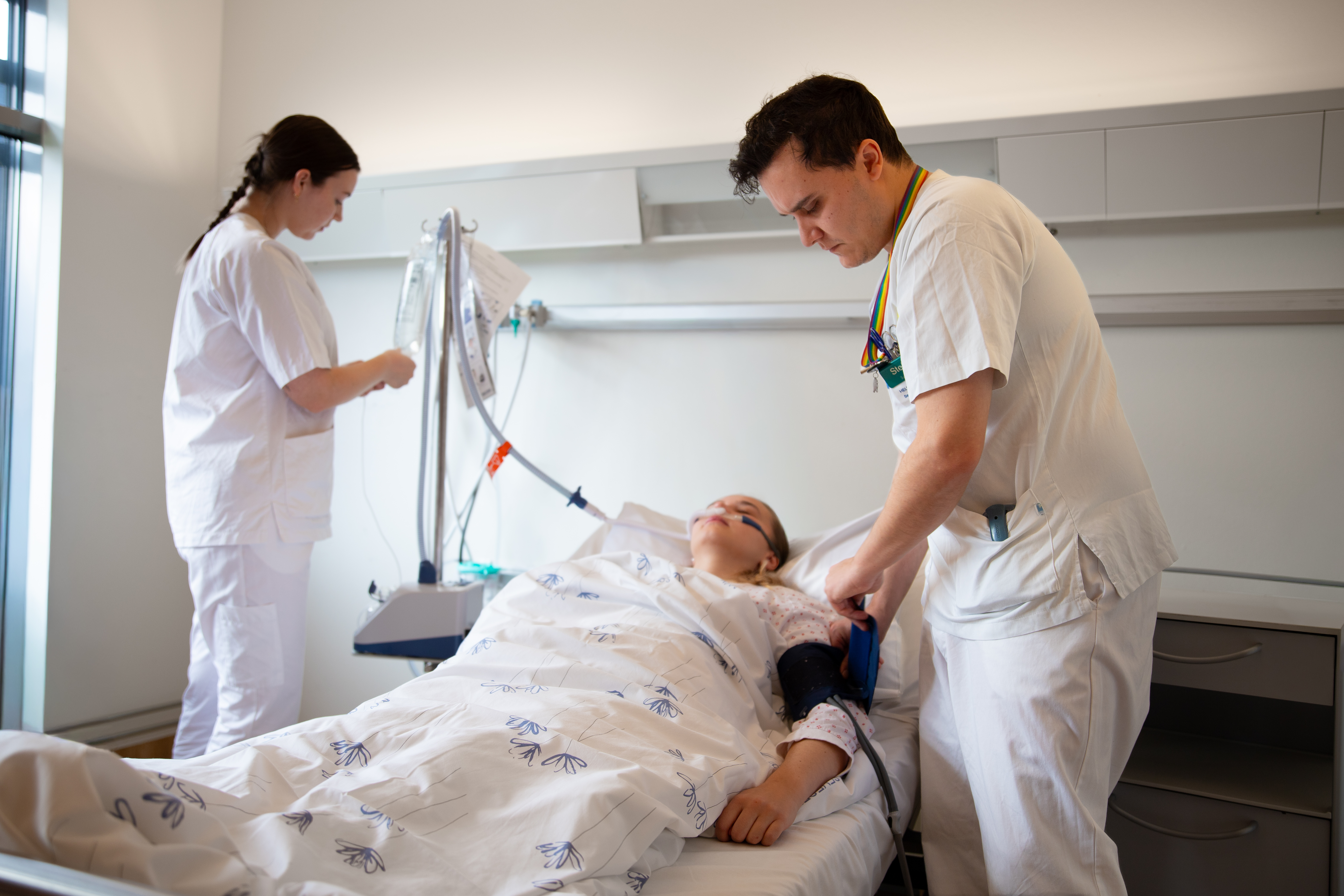 To sykepleiere og pasient