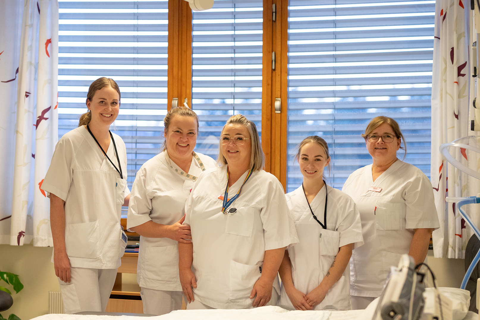 En gruppe kvinner i hvite laboratoriefrakker