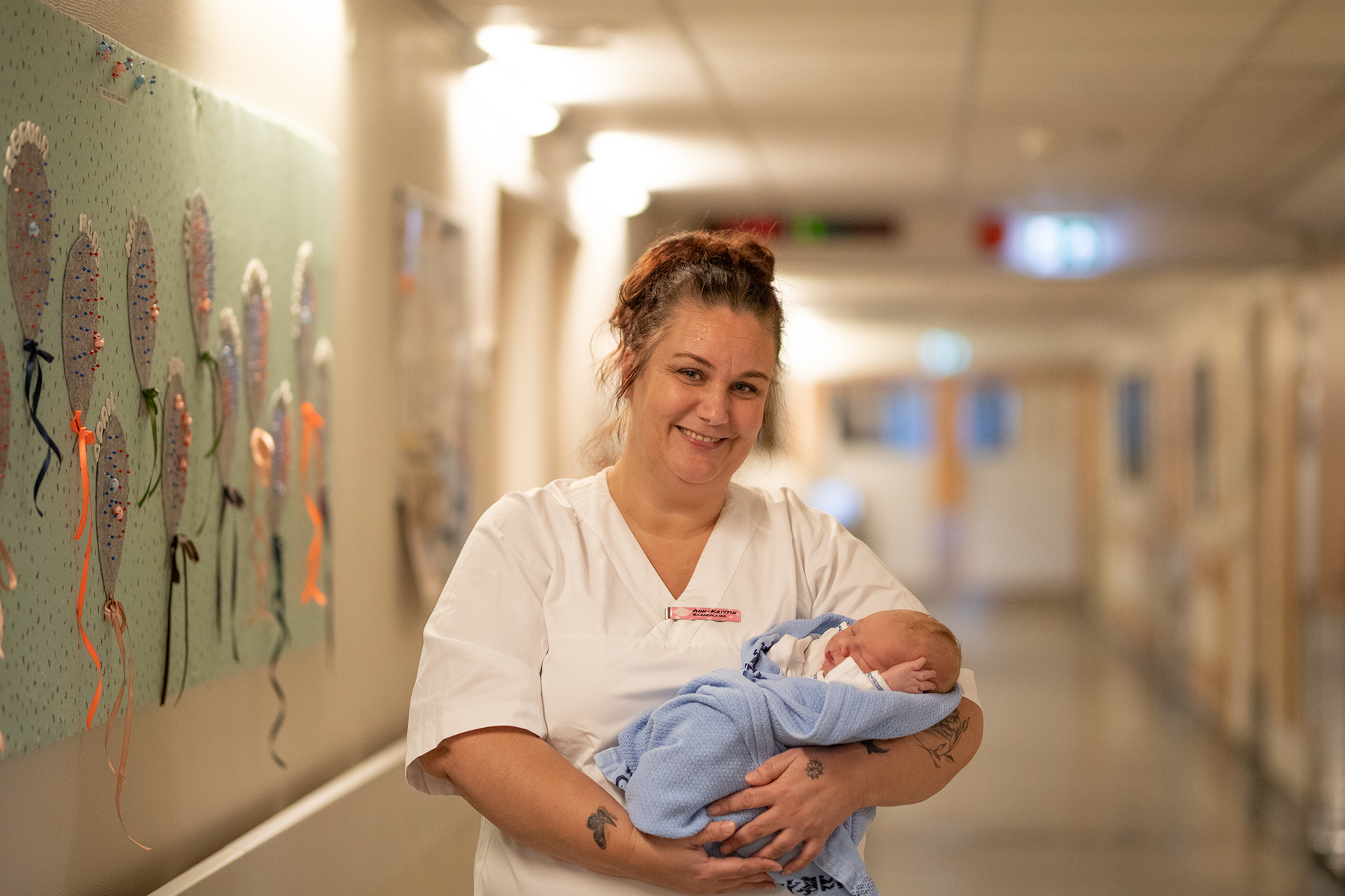 En mann som holder en baby