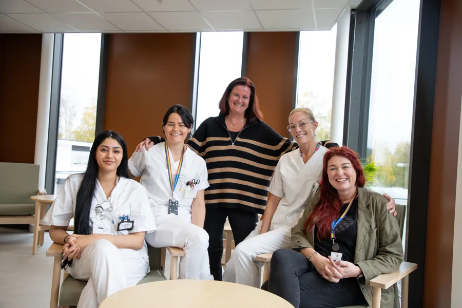 En gruppe mennesker som poserer for et bilde