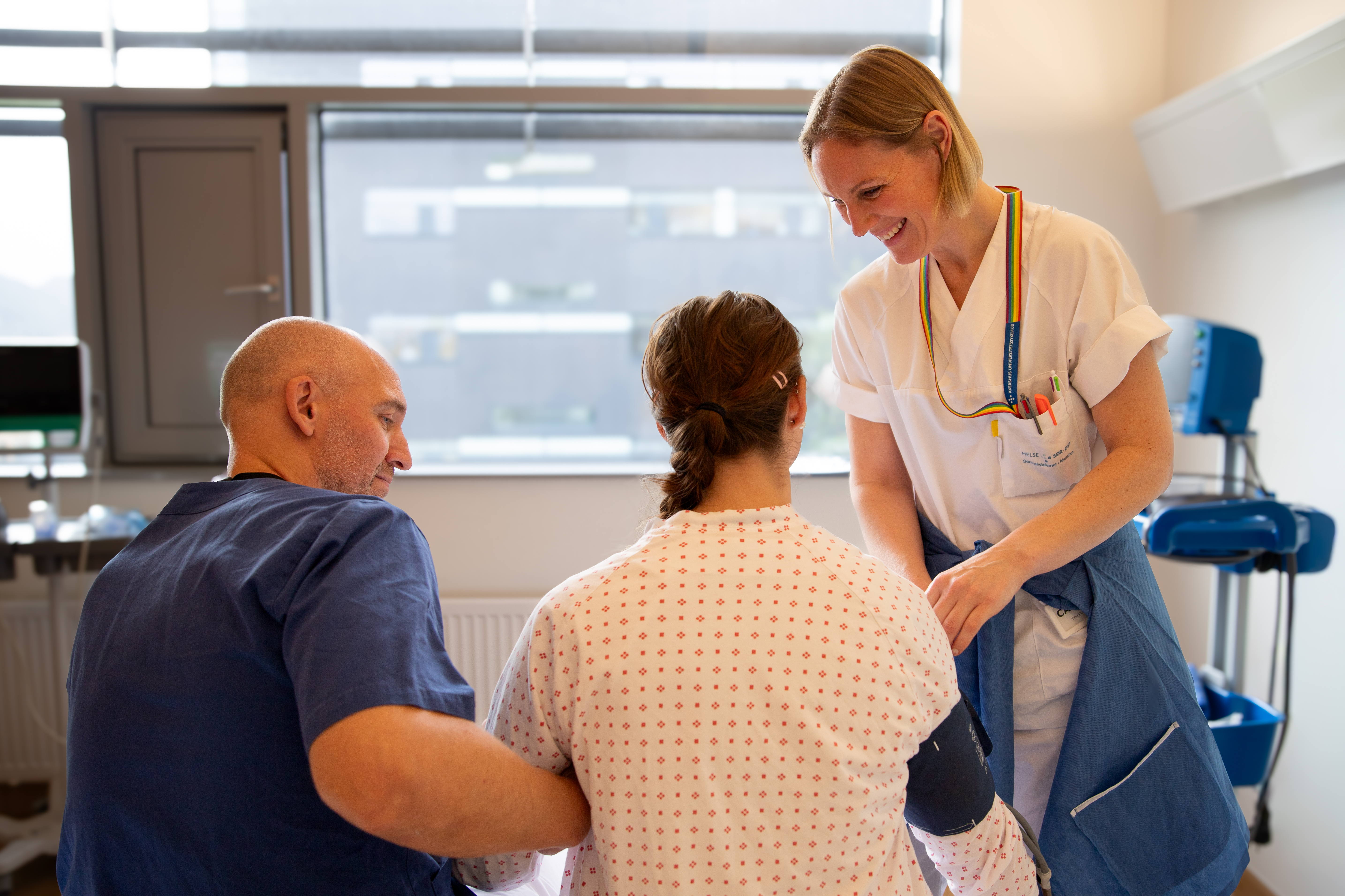 Sykepleier og fysioterapeut med pasient