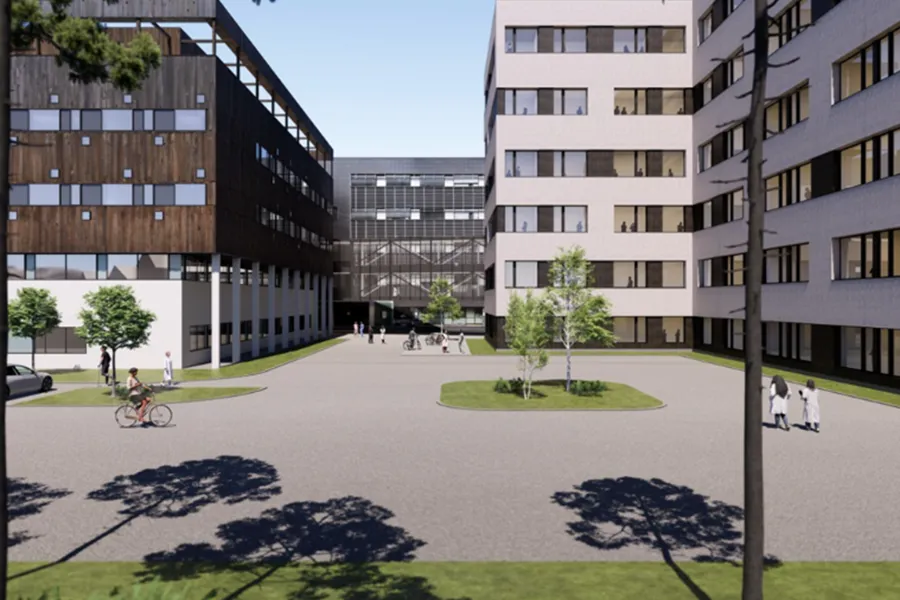 En gårdsplass med bygninger og mennesker