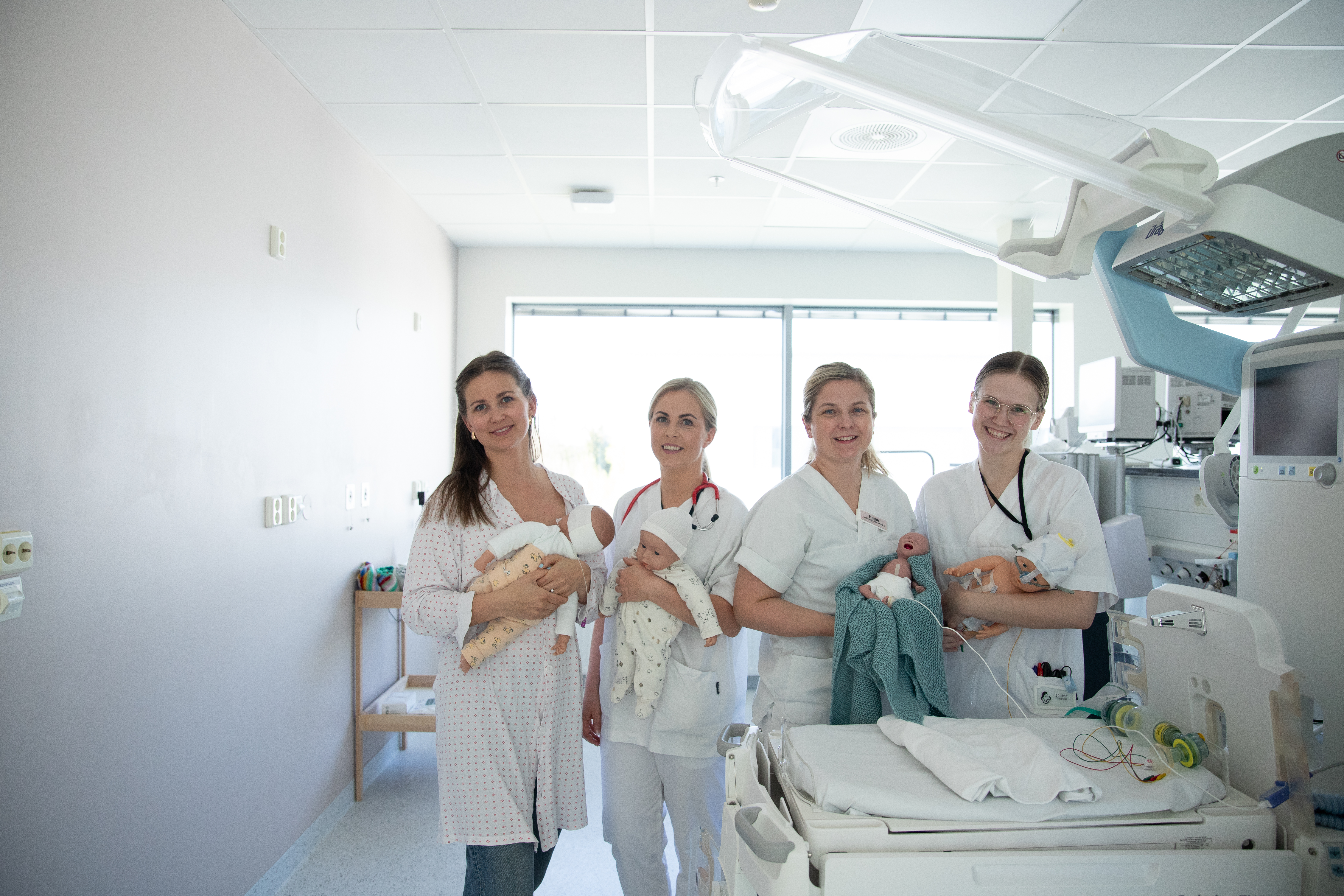 helsepersonell og pasient ved kuvøse