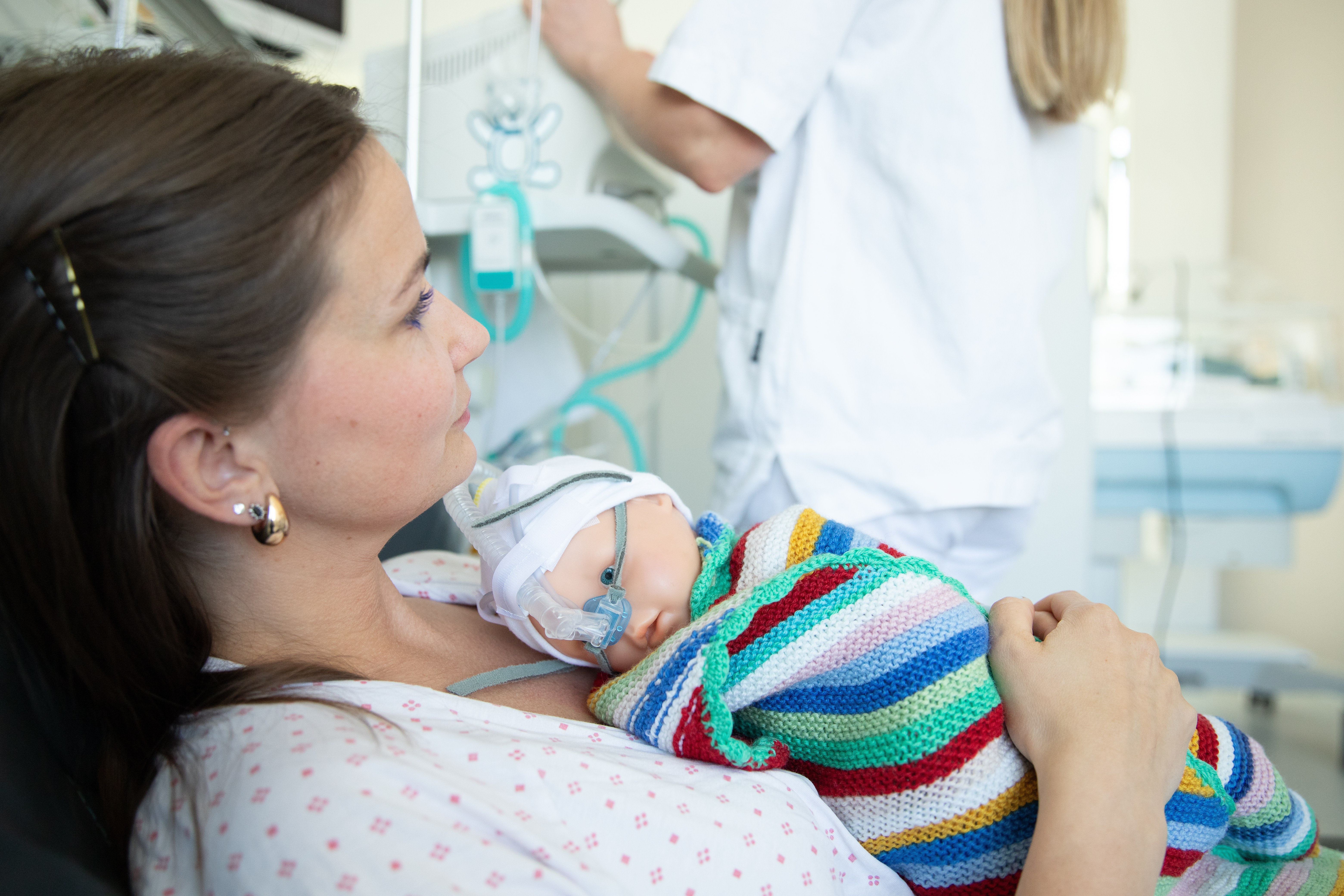 illustrasjonsbilde nyfødt baby og mor