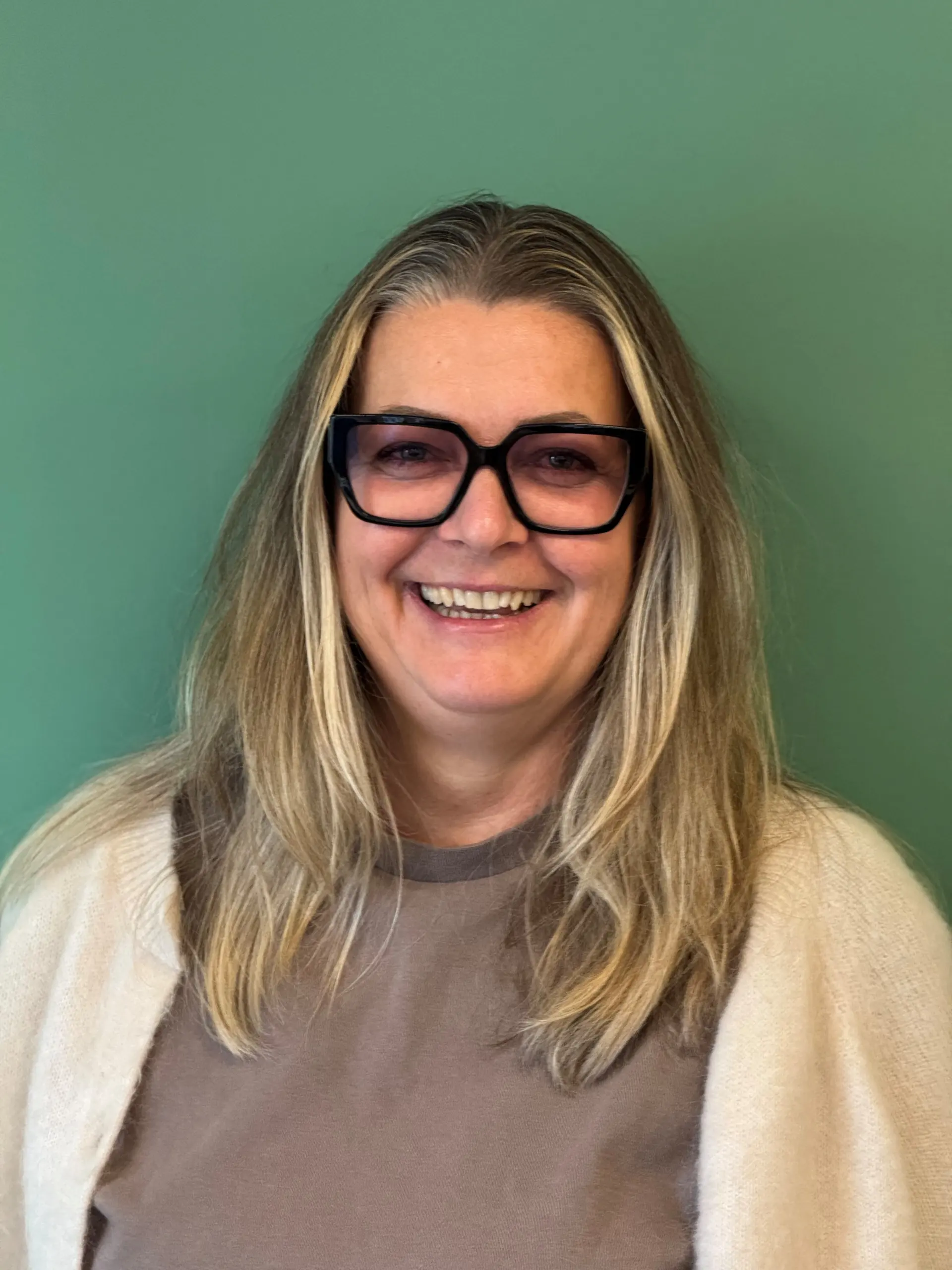 En person med langt hår som smiler