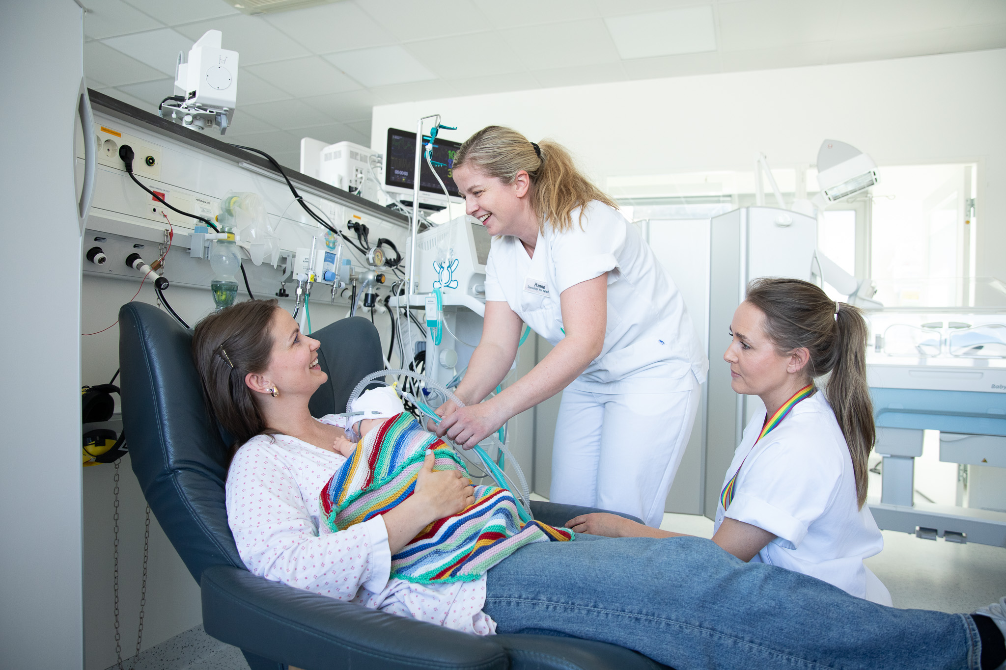 En person som holder en baby