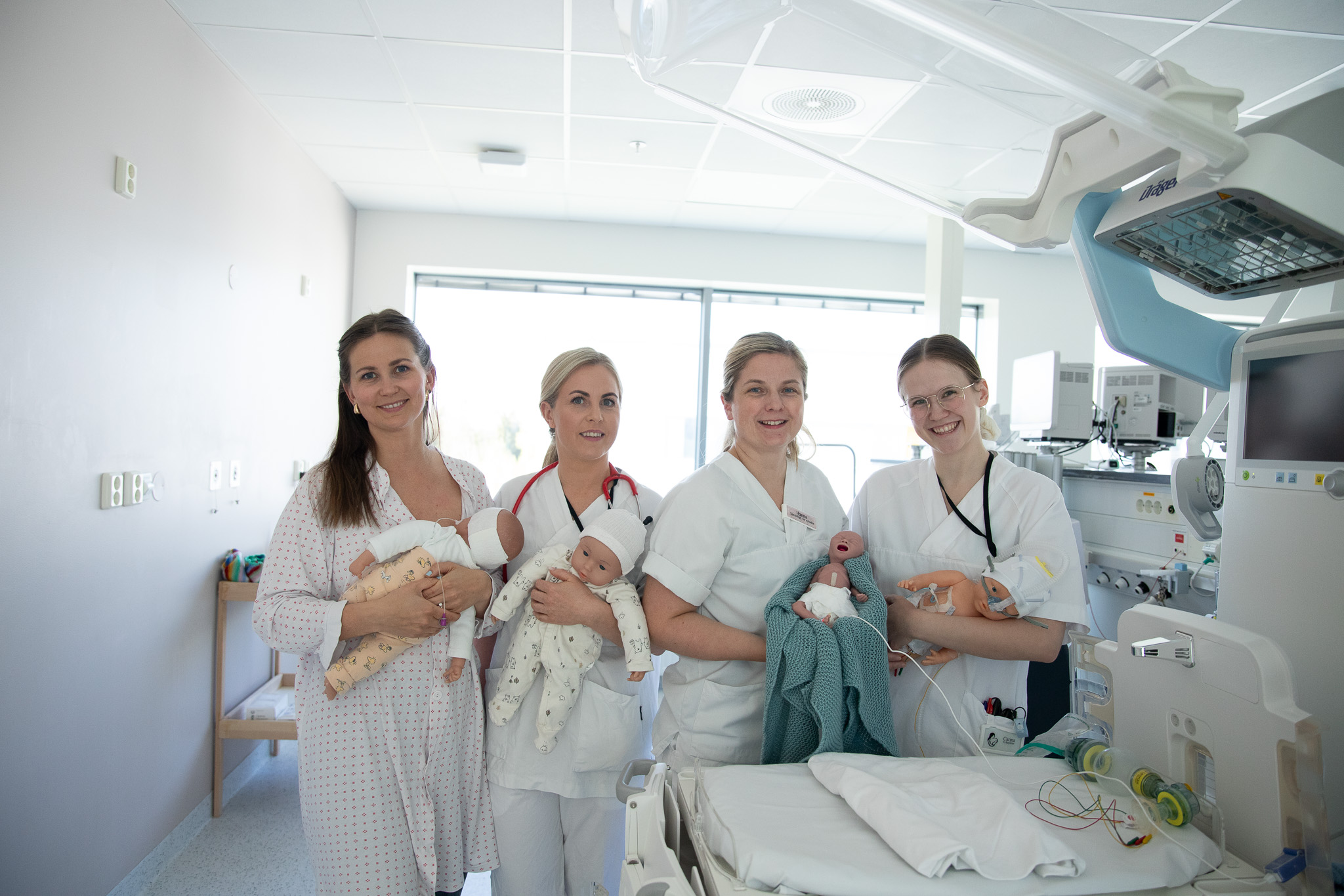 En gruppe kvinner i hvite laboratoriefrakker