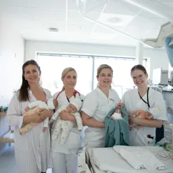 En gruppe kvinner i hvite laboratoriefrakker