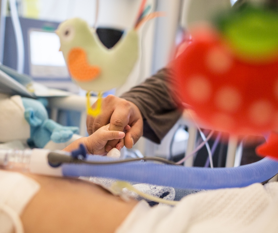 En person som holder en baby