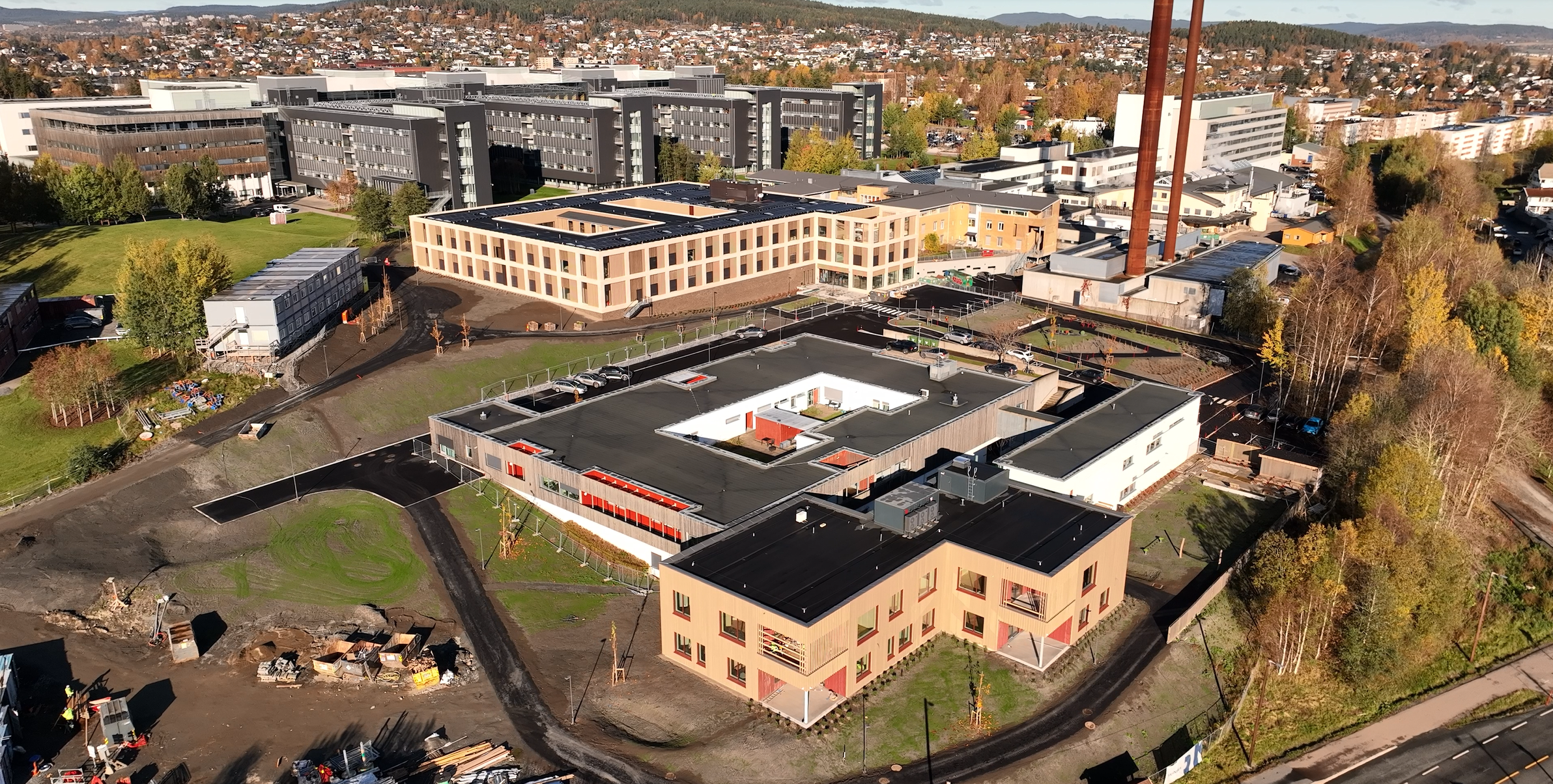 dronefoto av sykehusbygg og natur