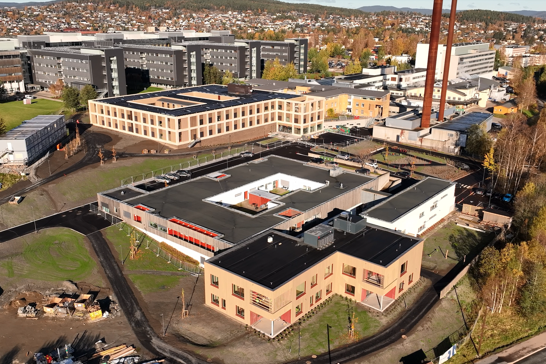 dronefoto av sykehusbygg og natur