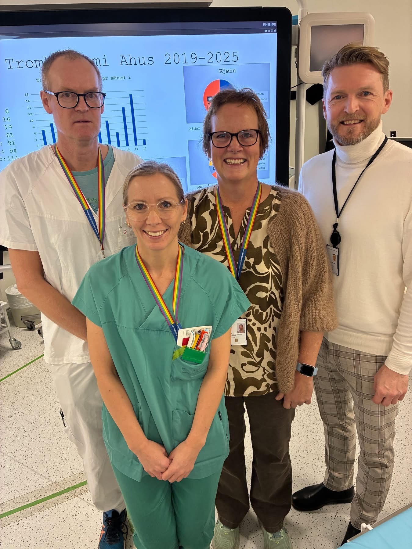 En gruppe mennesker som poserer for et bilde