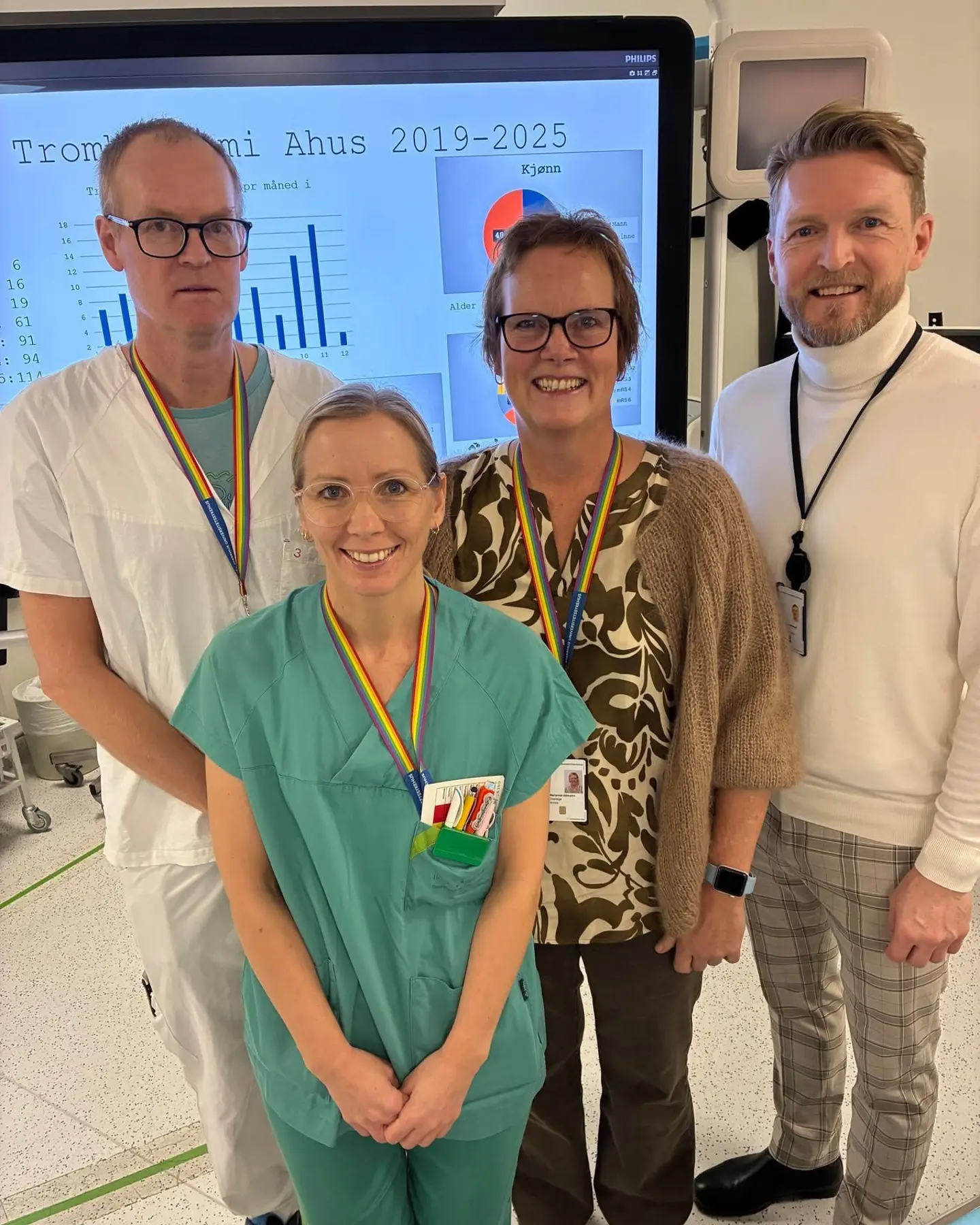 En gruppe mennesker som poserer for et bilde