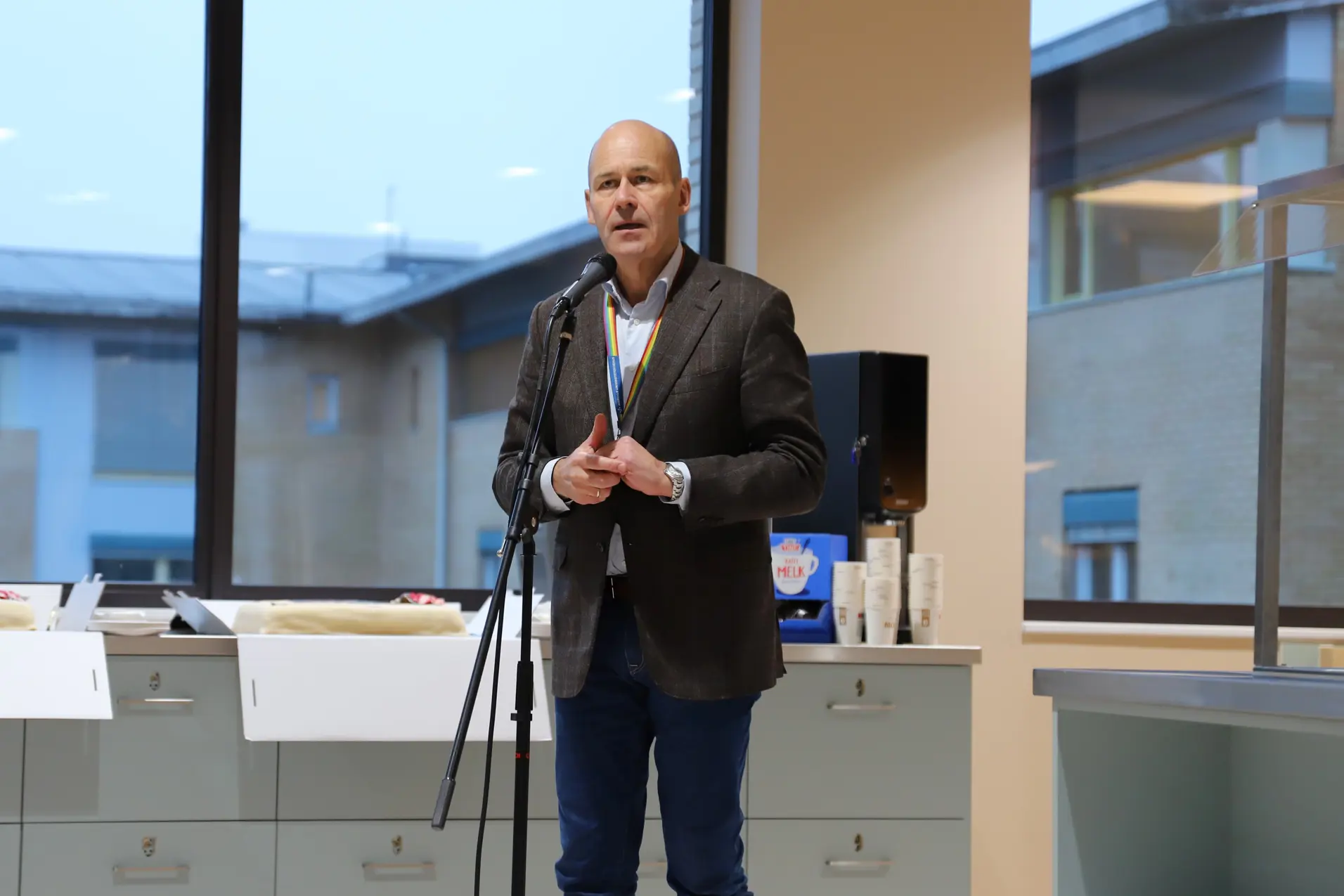 En person som står ved en talerstol