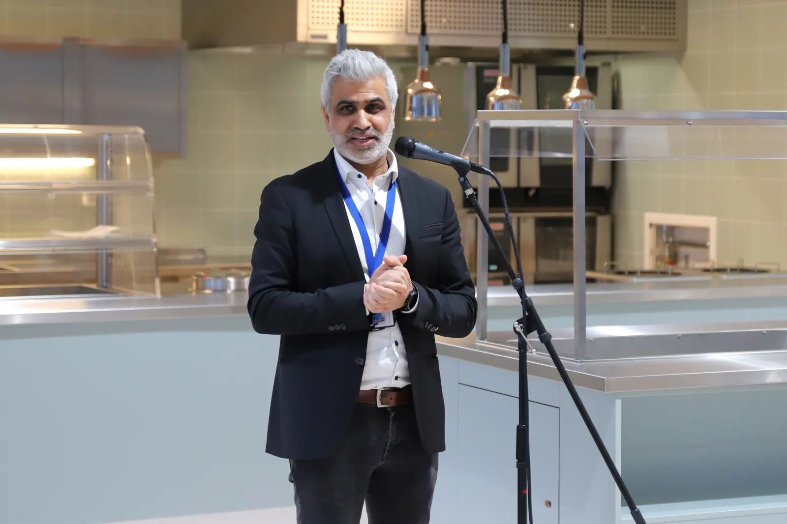 En person som står foran en mikrofon