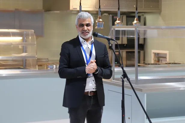 En person som står foran en mikrofon