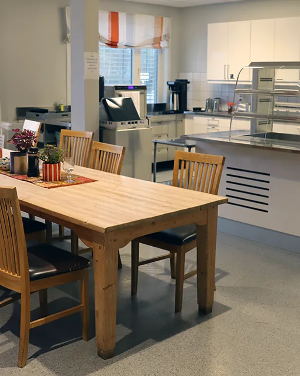 Et kjøkken med spisebord