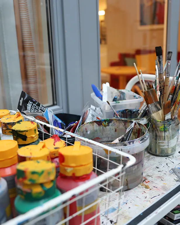 Et bord med mange gjenstander på