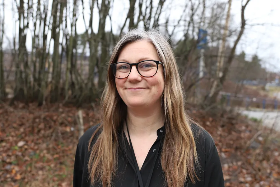En person med langt hår og briller