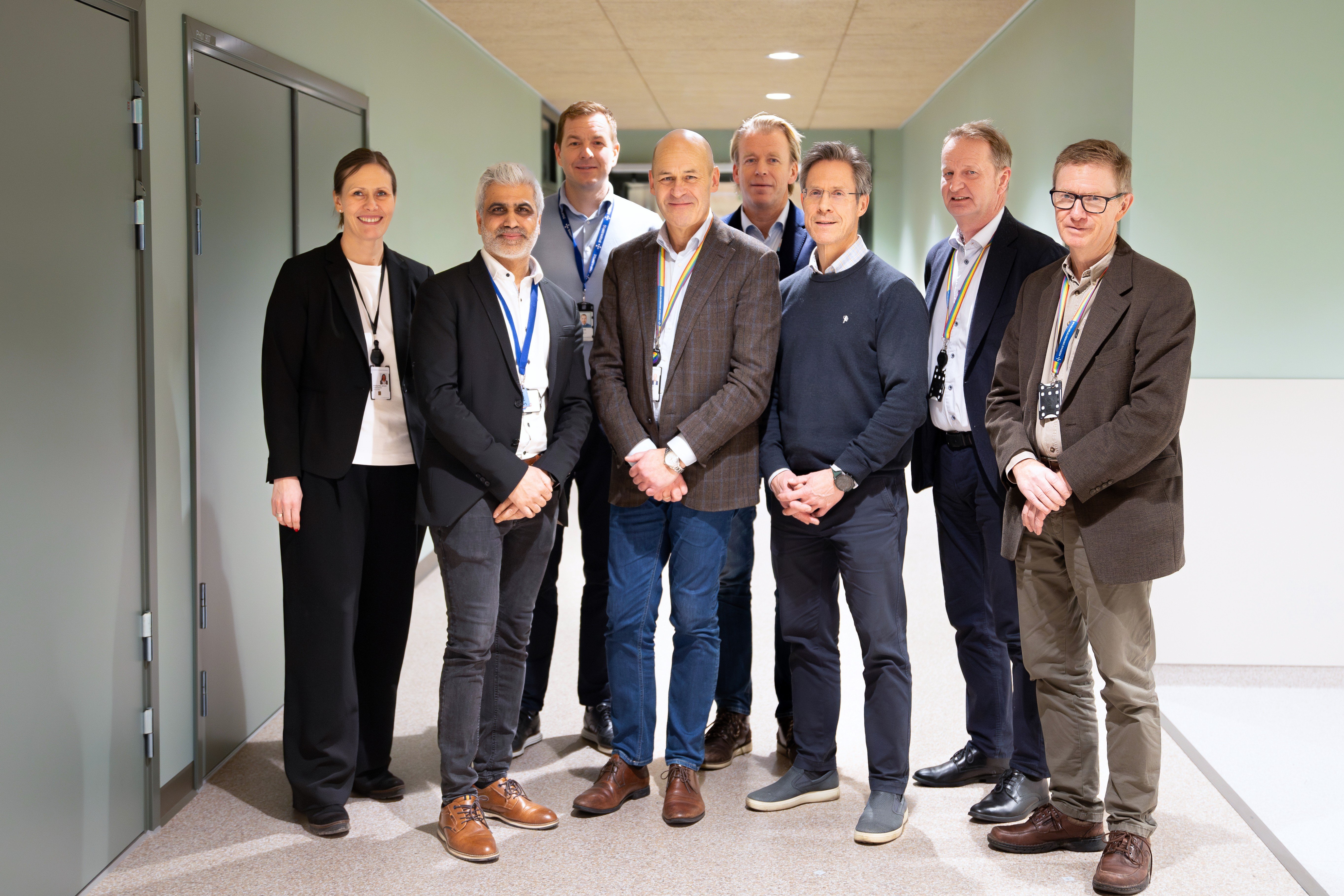 En gruppe mennesker ser mot kamera