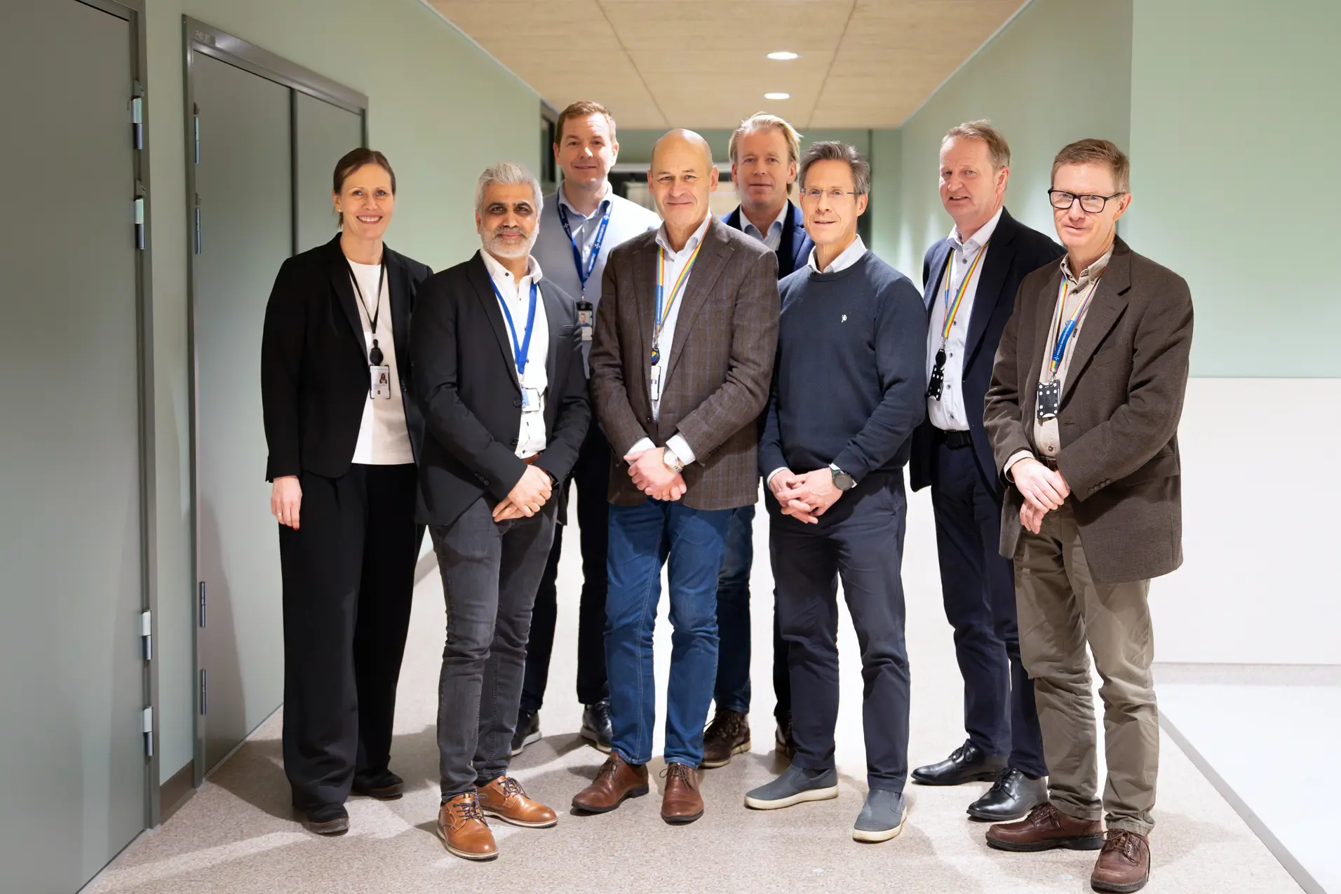 En gruppe mennesker ser mot kamera