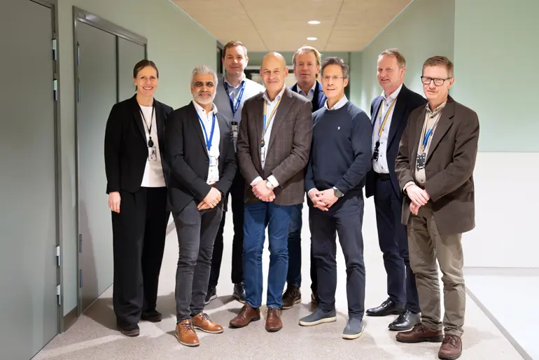 En gruppe mennesker ser mot kamera